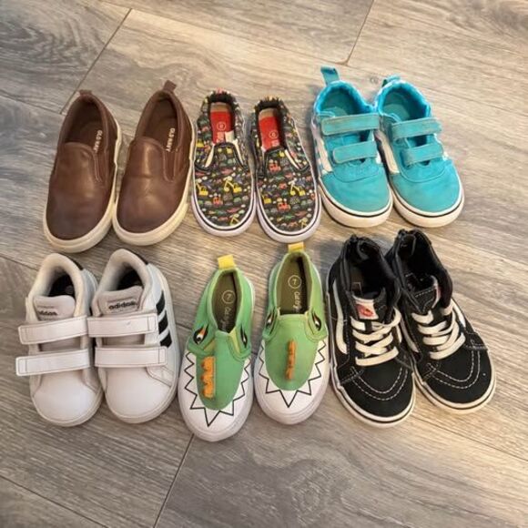 6 pairs of toddler shoes- sizes range from 6-8 - Picture 1 of 8